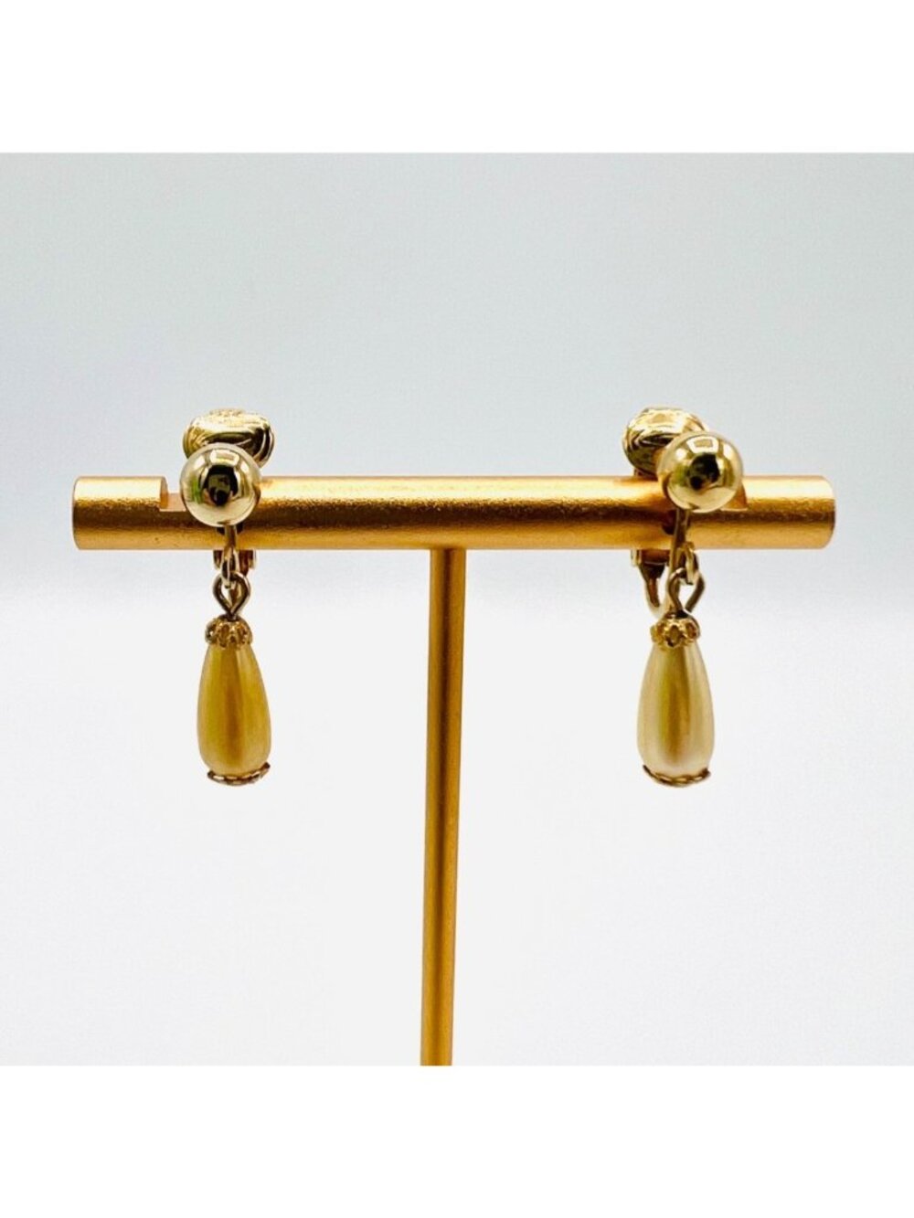 Vintage Sarah Coventry Faux Pearl Drop Clip On Earrings Gold Tone Signed SARAH C